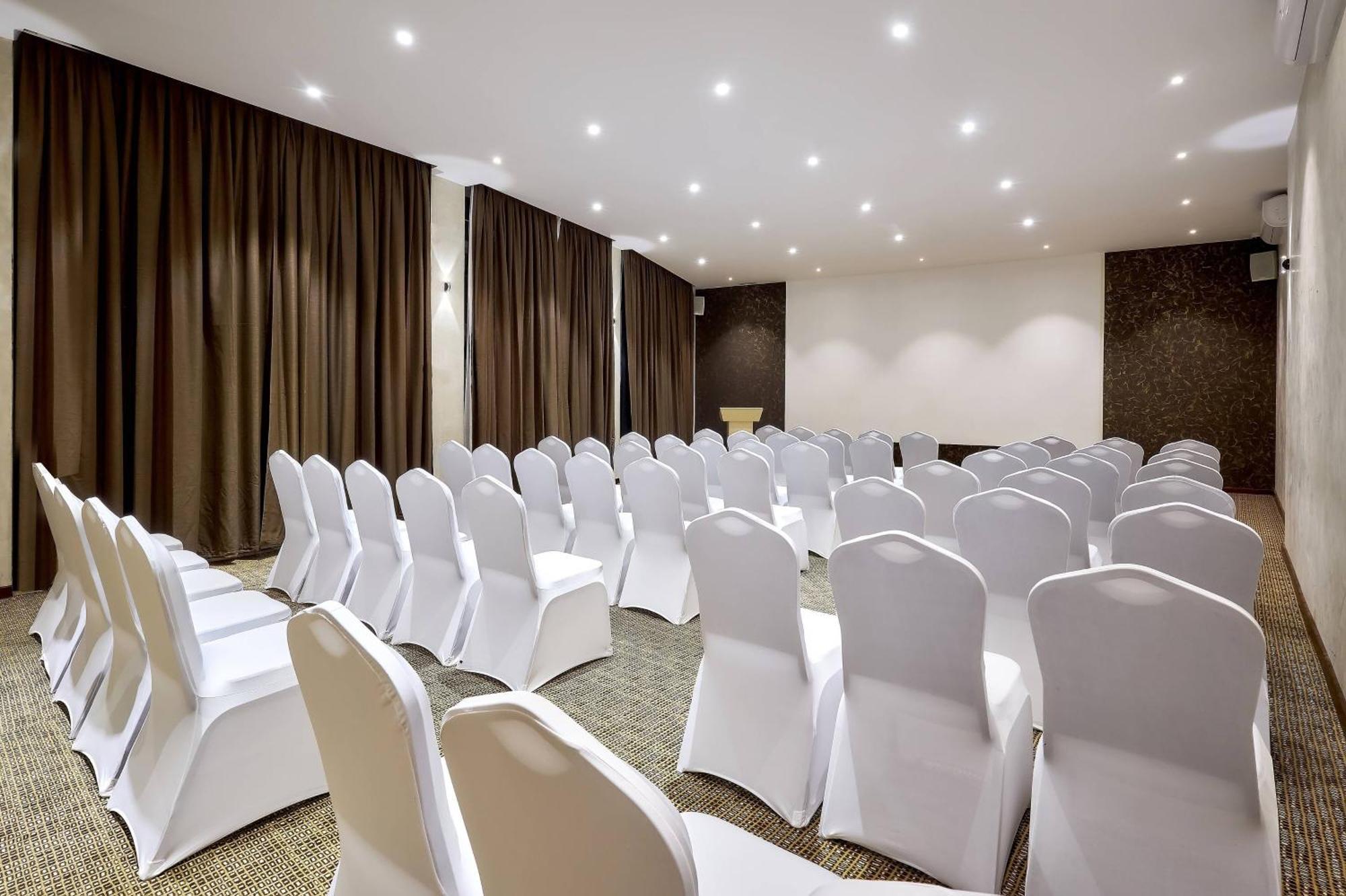Protea Hotel By Marriott Kampala Skyz Extérieur photo