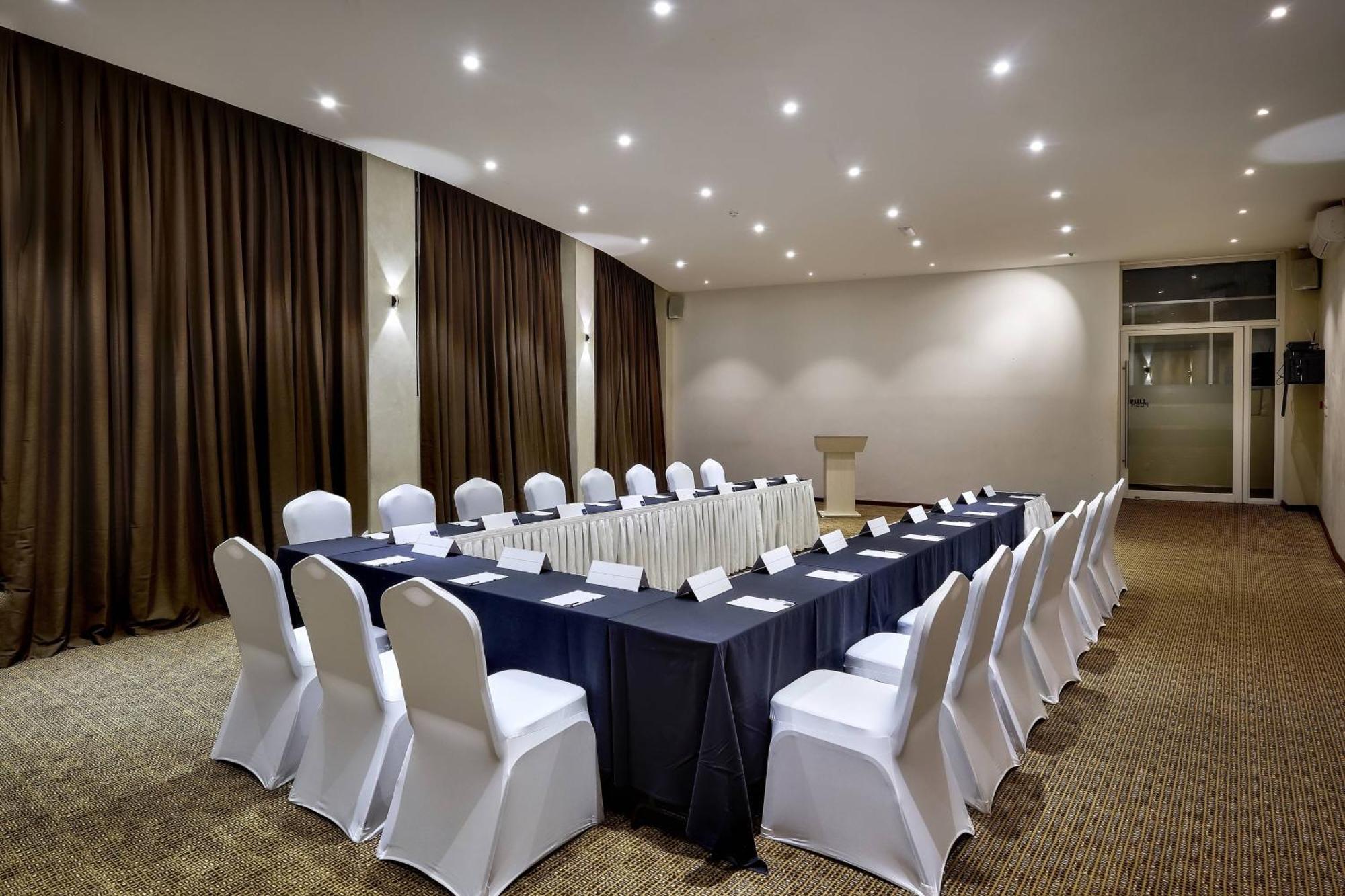 Protea Hotel By Marriott Kampala Skyz Extérieur photo