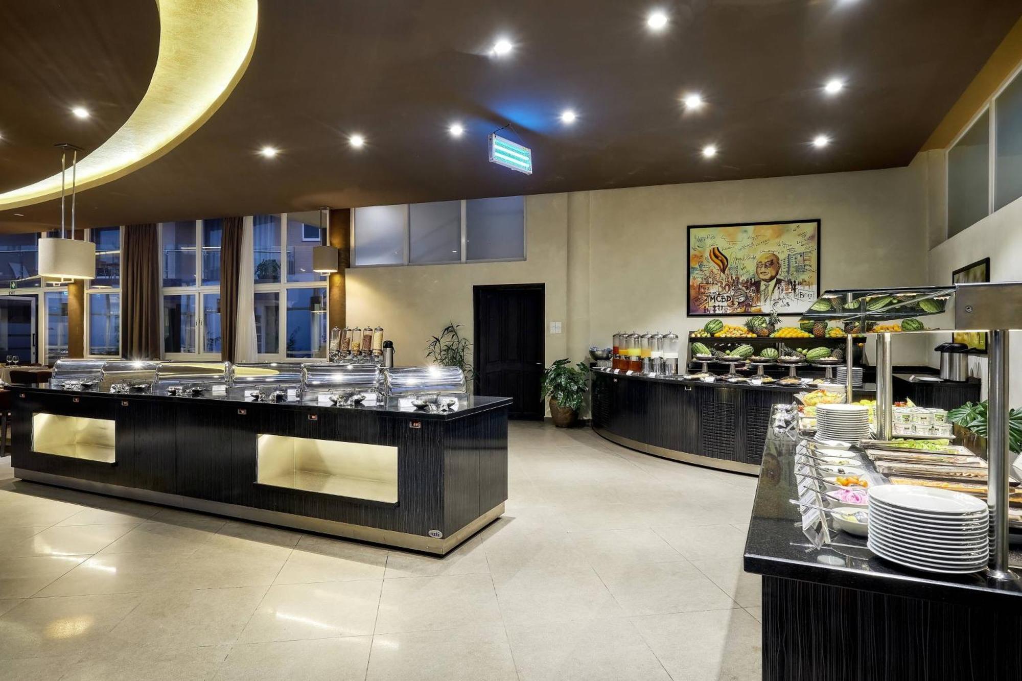Protea Hotel By Marriott Kampala Skyz Extérieur photo