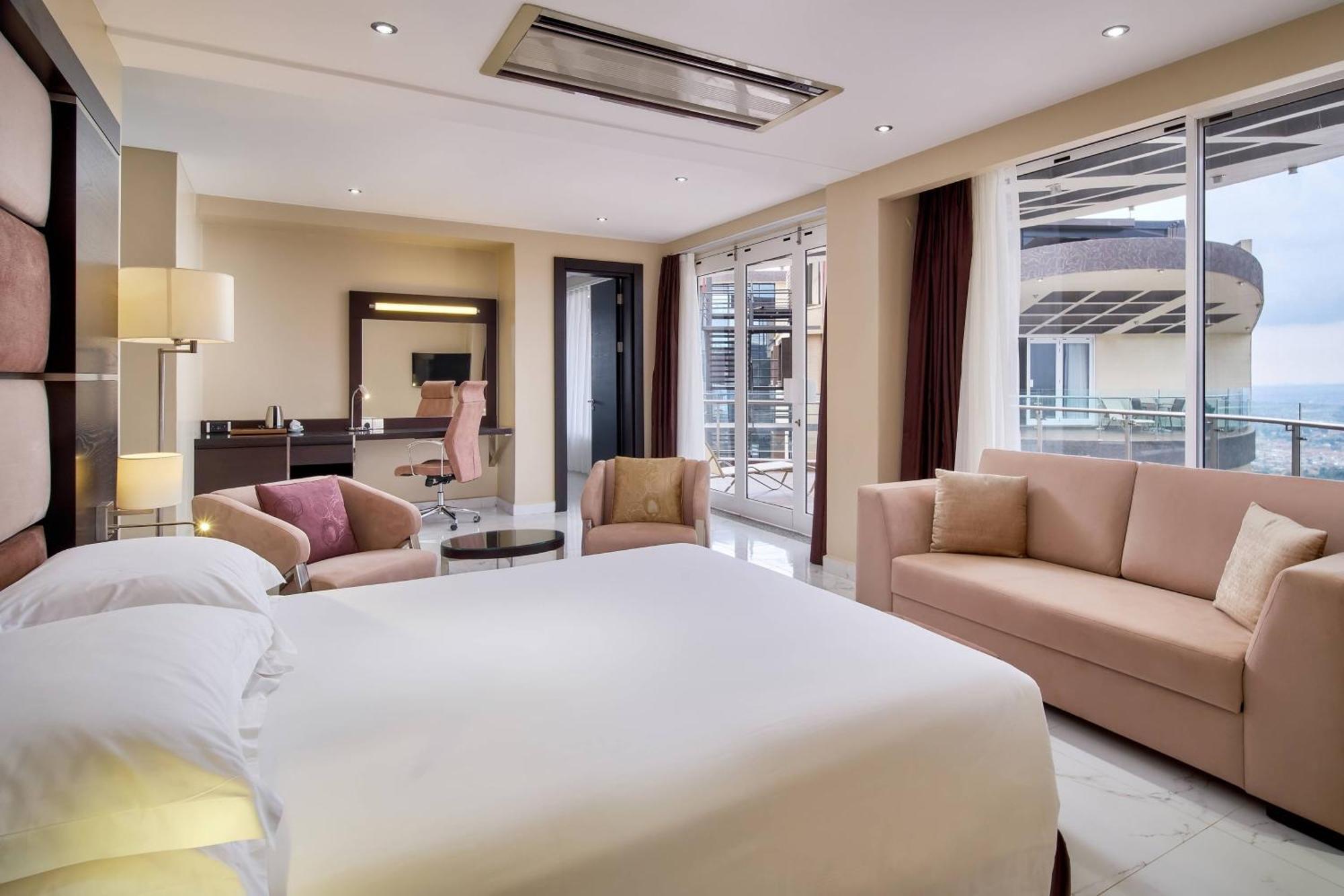 Protea Hotel By Marriott Kampala Skyz Extérieur photo