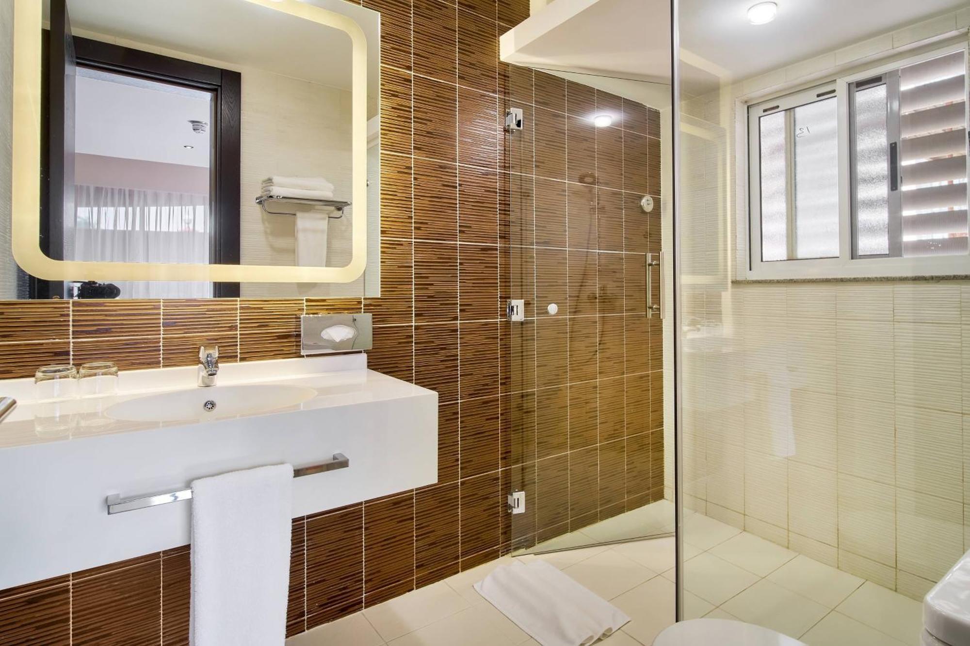 Protea Hotel By Marriott Kampala Skyz Extérieur photo