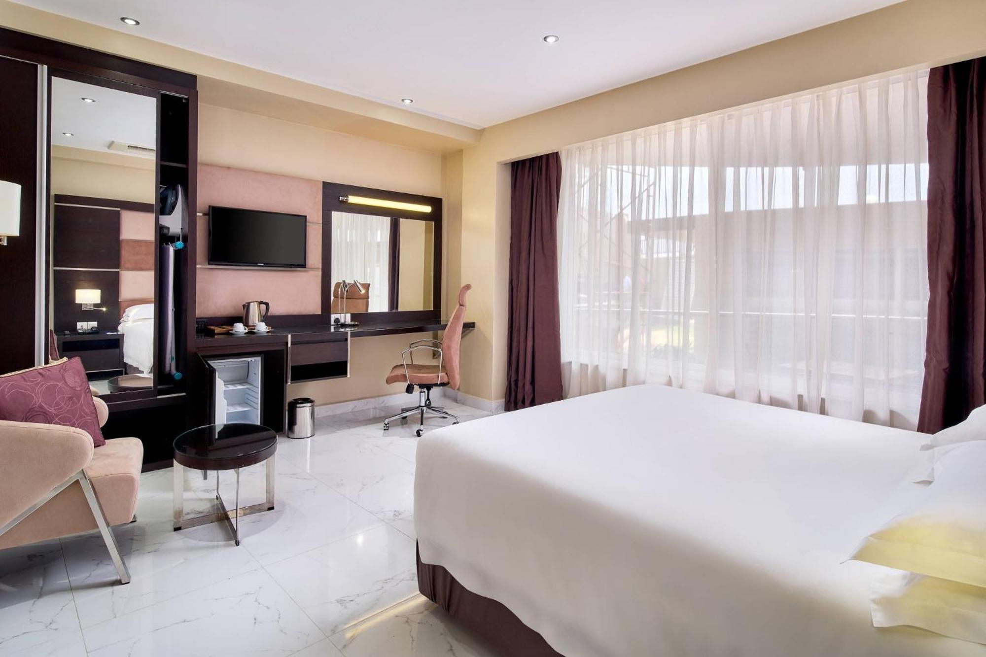 Protea Hotel By Marriott Kampala Skyz Extérieur photo